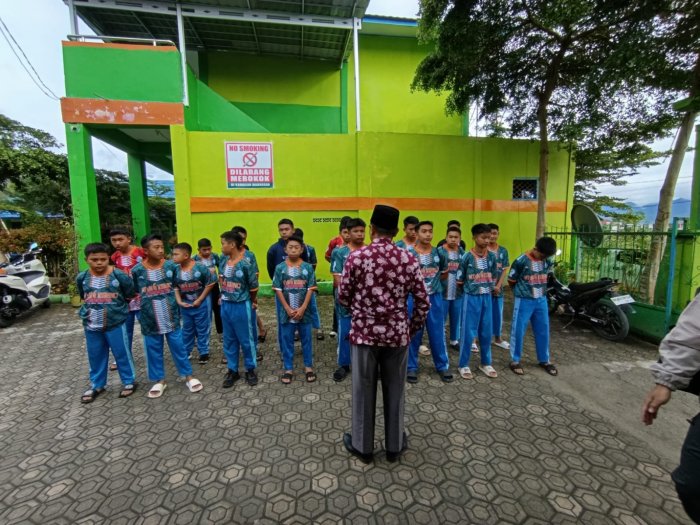 Doa dan Semangat! Wakabid Kesiswaan Lepas Tim PS MTsN 6 Kerinci Hadapi Laga Kedua Lawan MTsS Bumbun Duri