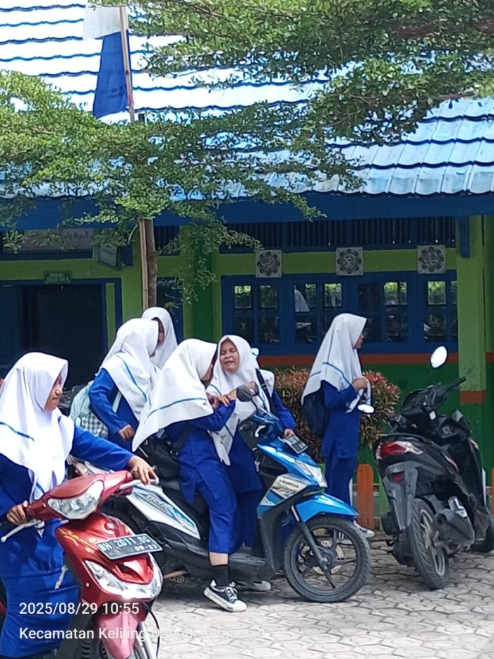 Siswa Pulang Madrasah dengan Penuh Canda dan Tawa