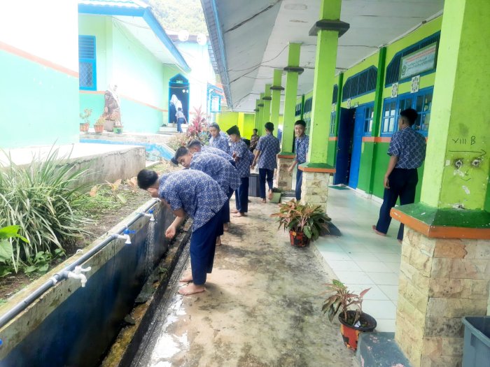 Siswa MTsN 6 Kerinci Tertib Wudhu Berkat Desain Tempat Wudhu yang Efisien dan Edukatif