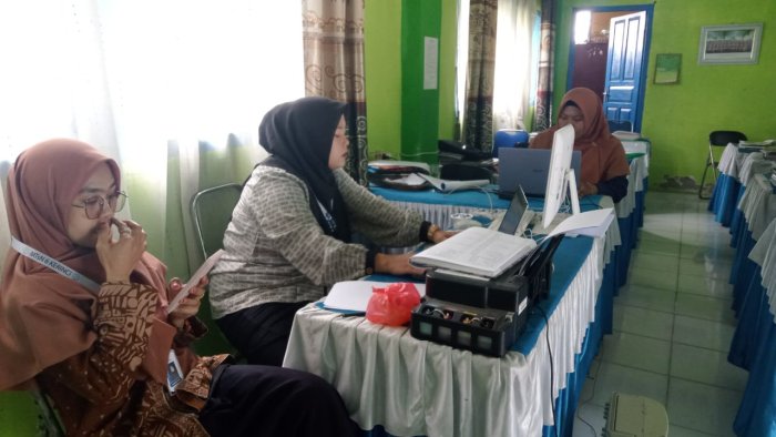 Ibu Emilsa Jumisilia, Operator MTsN 6 Kerinci Siap Berikan Layanan Terbaik bagi Guru Ibu Emilsa Jumisilia, Operator MTsN 6 Kerinci Siap Berikan Layanan Terbaik bagi Guru