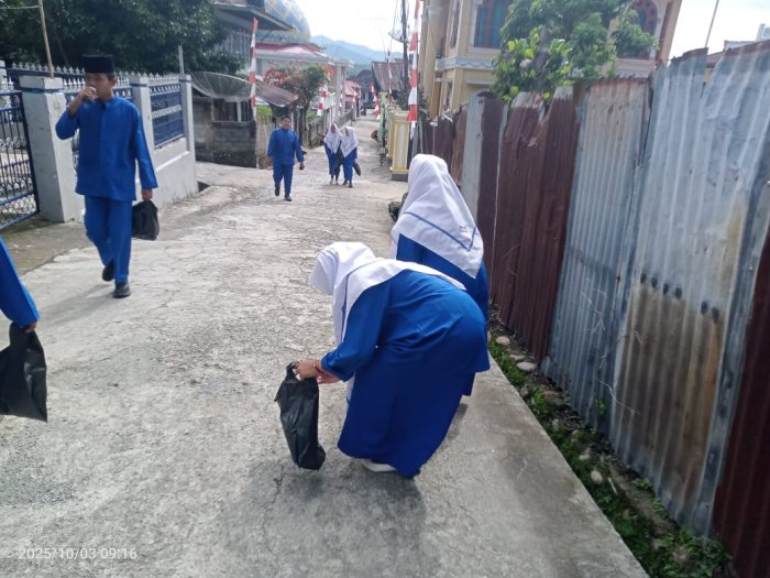 Siswa dan Guru MTsN 6 Kerinci Lakukan Pembersihan di Jalan dan Lokasi MTQ Tingkat Kabupaten 2025