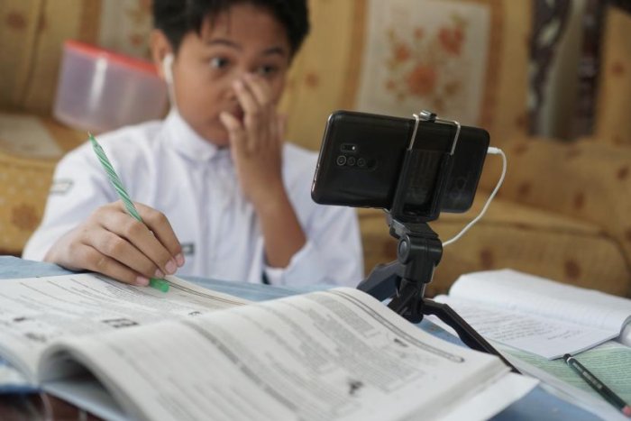 Efektifkah Kebijakan WFH bagi Sekolah dengan Sistem Belajar 6 Hari? Efektifkah Kebijakan WFH bagi Sekolah dengan Sistem Belajar 6 Hari?