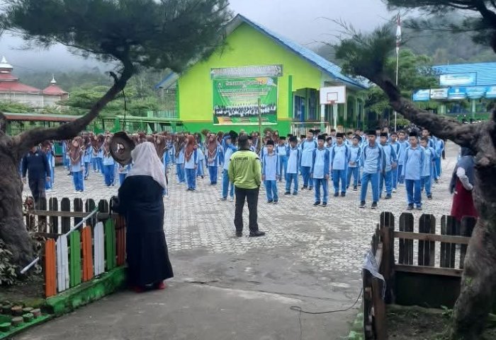 Guru Piket MTsN 6 Kerinci Berikan Arahan Sebelum Senam Pagi Guru Piket MTsN 6 Kerinci Berikan Arahan Sebelum Senam Pagi