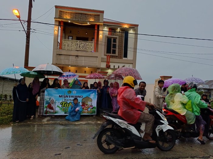 Pengurus OSIM dan PTK MTsN 6 Kerinci Bagikan Ratusan Paket Takjil Gratis di Jalan Raya
