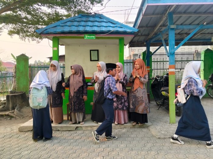 Budaya 5S di MTsN 6 Kerinci: Senyum, Salam, dan Sapa Warnai Pagi di Gerbang Madrasah Budaya 5S di MTsN 6 Kerinci: Senyum, Salam, dan Sapa Warnai Pagi di Gerbang Madrasah