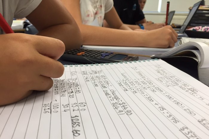 Ujian Menggunakan Kertas, Terlihat Kuno Namun Tetap Efektif Melatih Daya Pikir Siswa Ujian Menggunakan Kertas, Terlihat Kuno Namun Tetap Efektif Melatih Daya Pikir Siswa