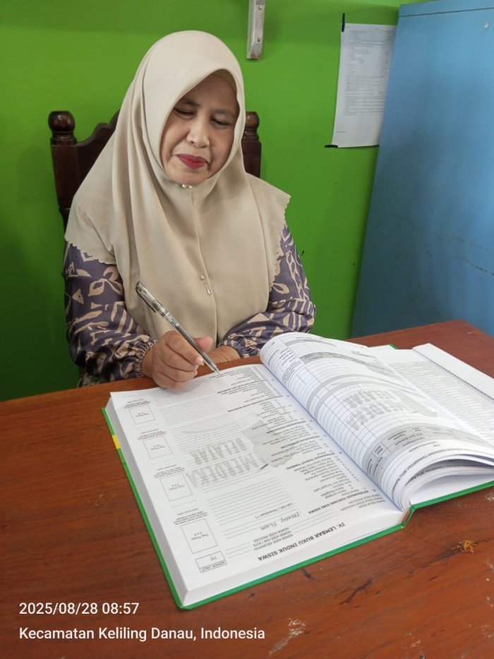 Bu Maryulisna Isi Buku Induk Siswa MTsN 6 Kerinci