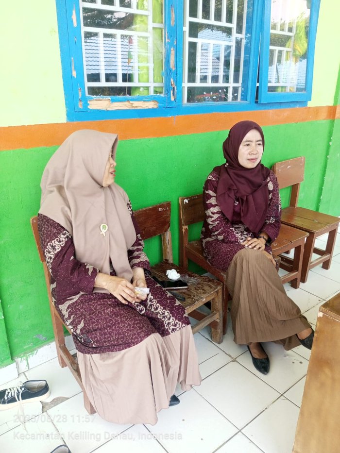 Candaan Guru Warnai Suasana Menunggu Waktu Pulang di MTs N 6 Kerinci