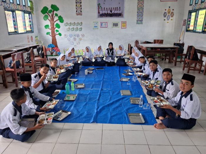 Beraneka Ragam Cara Siswa MTsN 6 Kerinci Menyantap Makanan Bergizi Gratis di Kelas Masing-Masing
