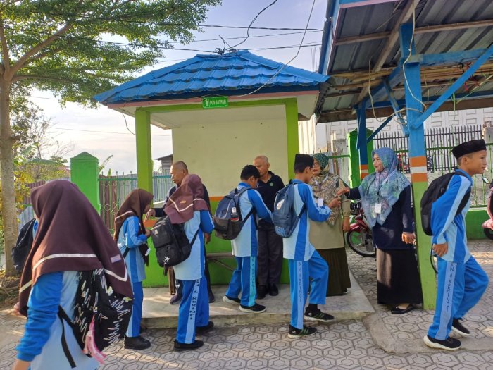 Guru Piket Sambut Siswa dengan Senyum dan Semangat di Gerbang MTsN 6 Kerinci