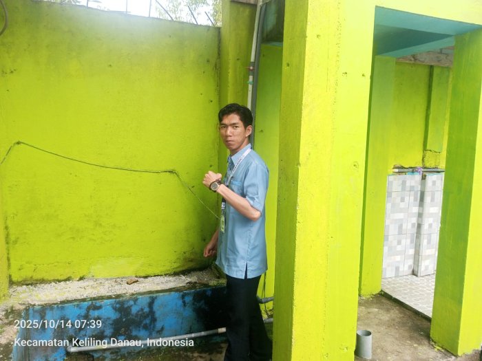 Rama Pandeska Mengontrol Mesin Air Guna Mengisi Tempat Wudhu Madrasah