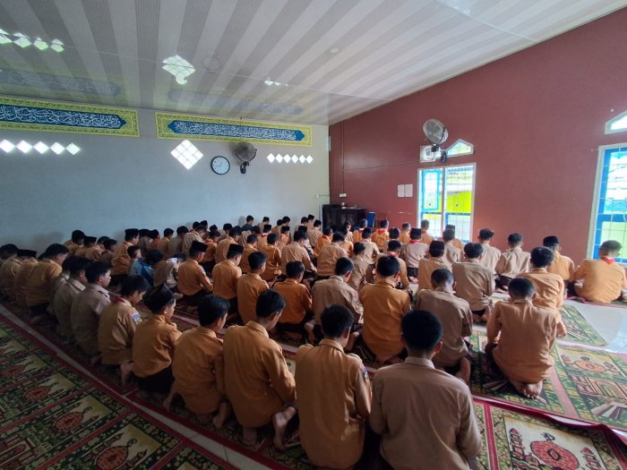 Muhammad Wazif Ilham Imami Salat Zuhur Berjamaah, Rayhan Hazdi Bertugas sebagai Bilal