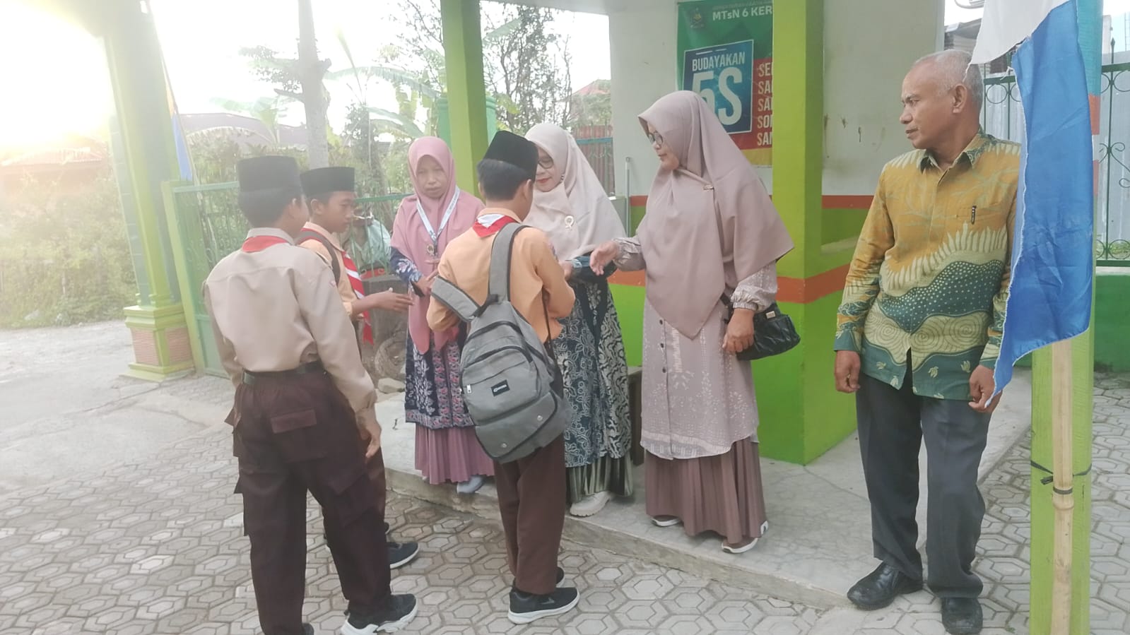 MTsN 6 Kerinci Gelar Kegiatan Rutin Pemeriksaan Kuku dan Seragam setiap Kamis Pagi MTsN 6 Kerinci Gelar Kegiatan Rutin Pemeriksaan Kuku dan Seragam setiap Kamis Pagi