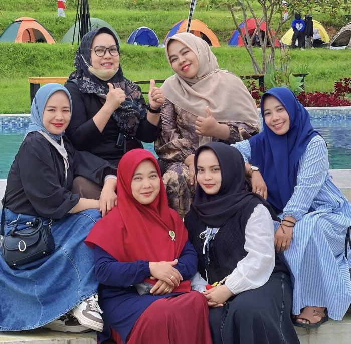 Perkuat Kebersamaan, Kepala MTsN 6 Kerinci dan Staf Administrasi Nikmati Liburan Akhir Pekan di Wisata Alam Kayu Aro