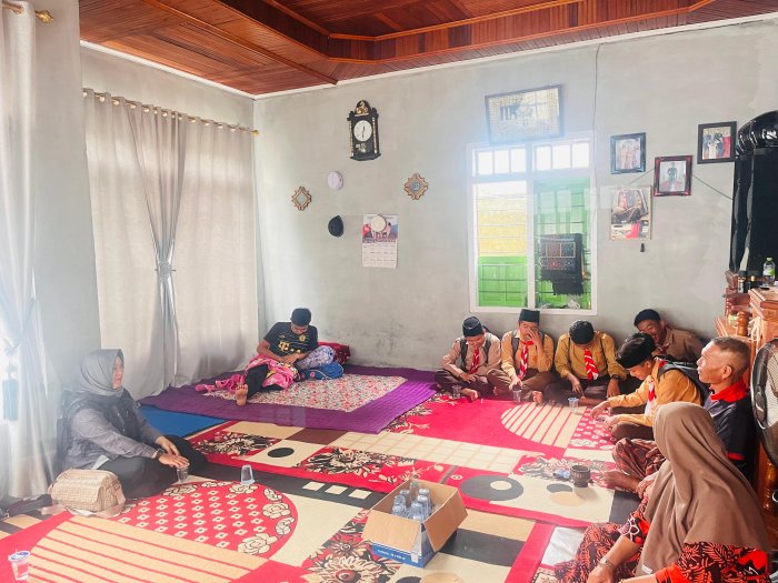 Siswa Kelas 8A Tunjukkan Kepedulian, Bezuk Teman yang Sakit Akibat Kecelakaan