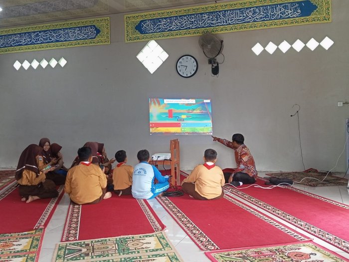 Perwakilan Kelas MTsN 6 Kerinci Ikuti Uji Coba Aplikasi Kahoot Menjelang LCC