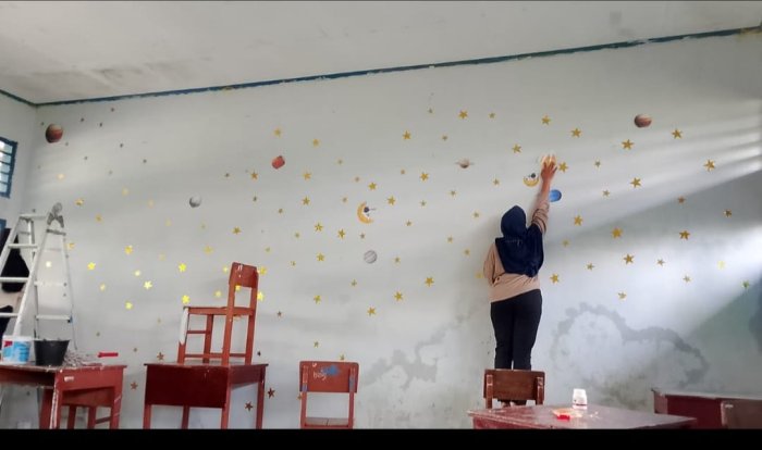 Kelas IX C MTsN 6 Kerinci Angkat Tema Luar Angkasa