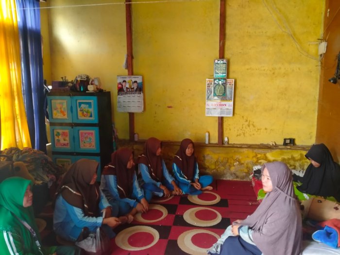 Wujud Kepedulian, Wali Kelas dan Siswa VIII E MTsN 6 Kerinci Tengok Sahabat yang Sakit