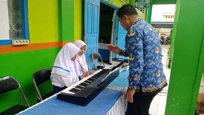 Pak Agustiawan Berikan Arahan kepada Pianis Menjelang Upacara Bendera