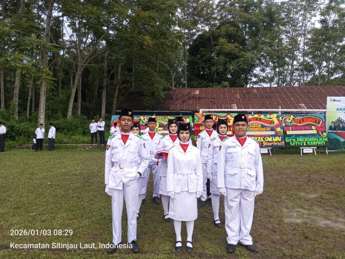 Siswa MAN 3 Kerinci Menjadi Petugas Pengibar Bendera Merah Putih pada HAB Kemenag ke-80