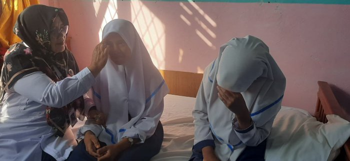 Pembina UKM MTsN 6 Kerinci Tunjukkan Pelayanan Prima Saat Tangani Siswa Sakit disaat Upacara Bendera Pembina UKM MTsN 6 Kerinci Tunjukkan Pelayanan Prima Saat Tangani Siswa Sakit disaat Upacara Bendera
