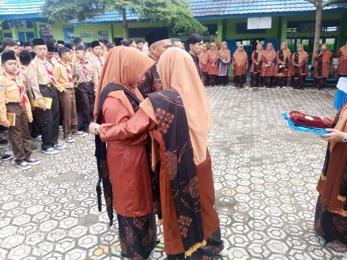 Kepala MTsN 6 Kerinci Kukuhkan Agen Perubahan ZI, Awali Komitmen Menjadi Teladan bagi Warga Madrasah Kepala MTsN 6 Kerinci Kukuhkan Agen Perubahan ZI, Awali Komitmen Menjadi Teladan bagi Warga Madrasah