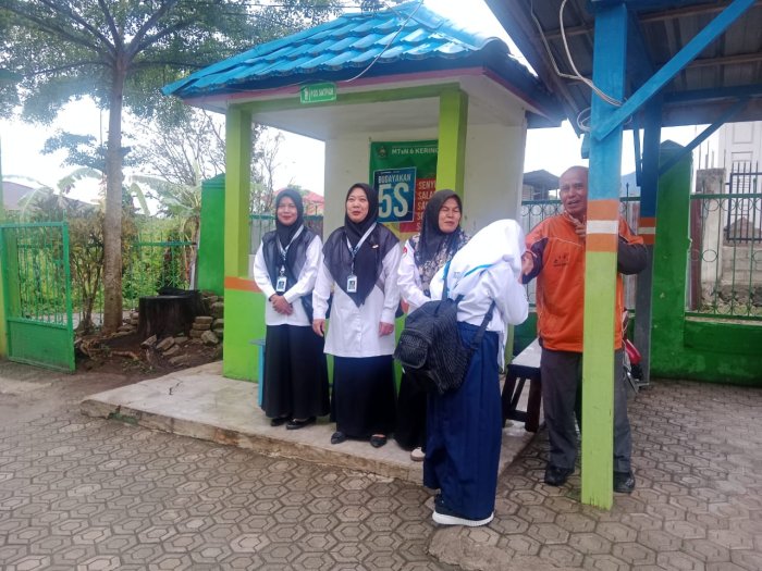 Penyambutan Siswa dengan Pola 5S Tetap Diterapkan Meski Hujan Deras Penyambutan Siswa dengan Pola 5S Tetap Diterapkan Meski Hujan Deras