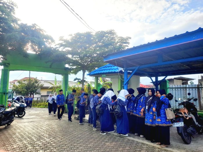 Guru Piket MTsN 6 Kerinci Sambut Siswa di Gerbang, Terapkan Budaya 5S Sejak Pagi Guru Piket MTsN 6 Kerinci Sambut Siswa di Gerbang, Terapkan Budaya 5S Sejak Pagi