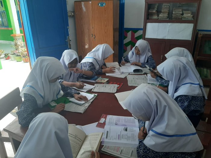 Siswa Kelas VIII A MTsN 6 Kerinci Antusias Belajar di Pustaka Madrasah