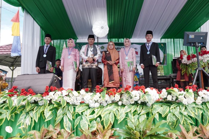 Empat Siswa MTsN 6 Kerinci Raih Penghargaan Siswa Teladan pada Acara Pelepasan Kelas IX Empat Siswa MTsN 6 Kerinci Raih Penghargaan Siswa Teladan pada Acara Pelepasan Kelas IX
