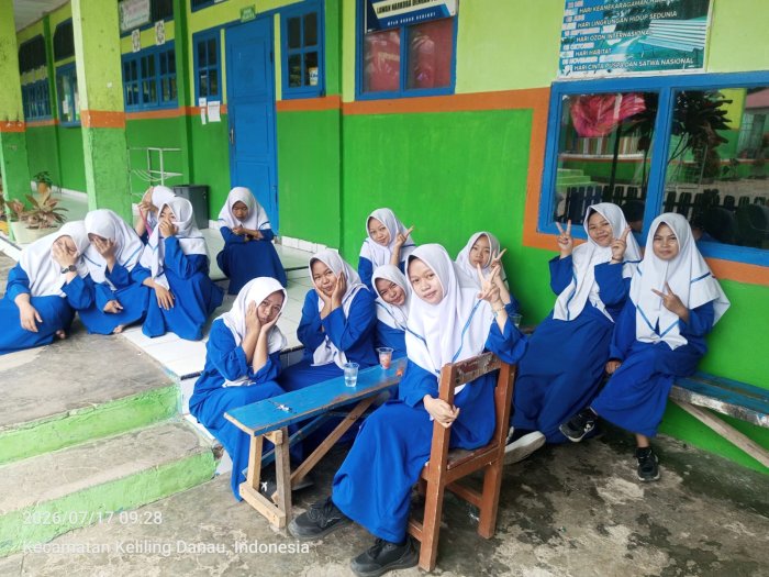 WAKTU ISTIRAHAT MENJADI MOMEN BERBAGI CERITA, SISWI MTsN 6 KERINCI RENUNGKAN MASA DEPAN DAN KENANGAN PERSAHABATAN WAKTU ISTIRAHAT MENJADI MOMEN BERBAGI CERITA, SISWI MTsN 6 KERINCI RENUNGKAN MASA DEPAN DAN KENANGAN PERSAHABATAN