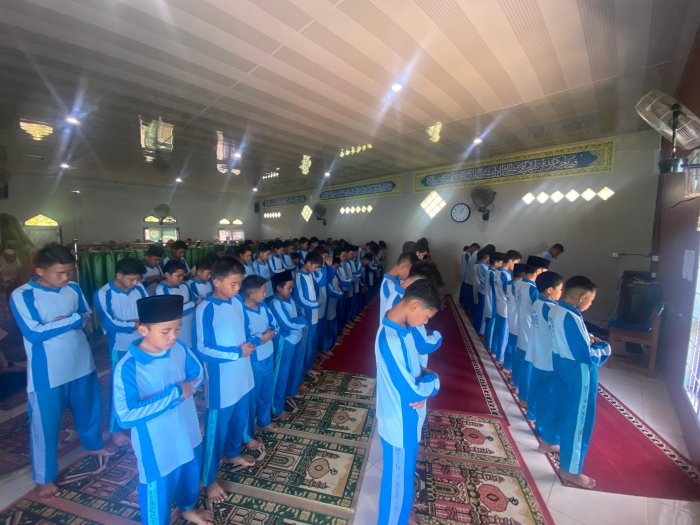Pelaksanaan Sholat Dzuhur Berjamaah di MTsN 6 Kerinci Berlangsung Khidmat dan Khusyuk