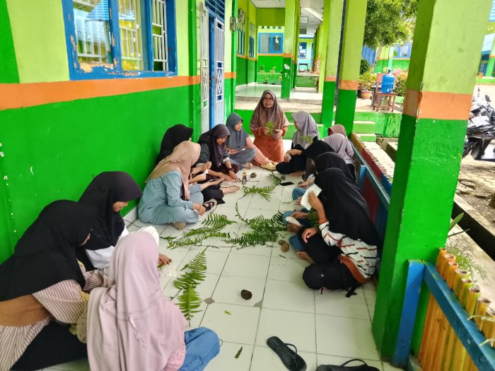 Siswa MTsN 6 Kerinci Lanjutkan Kegiatan Ekstrakurikuler Kesenian dengan Topik Minggu Lalu